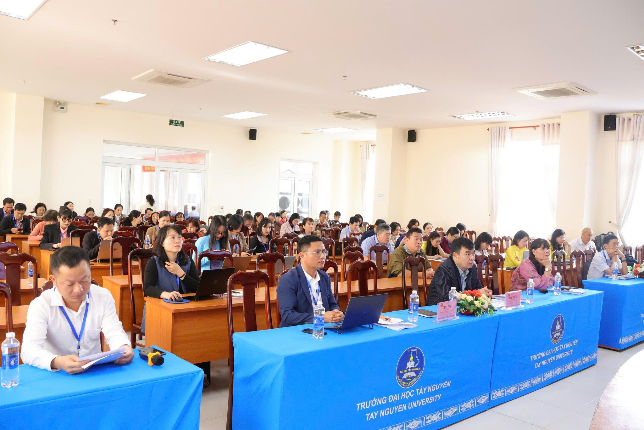 Toàn cảnh cán bộ tham dự hội thảo