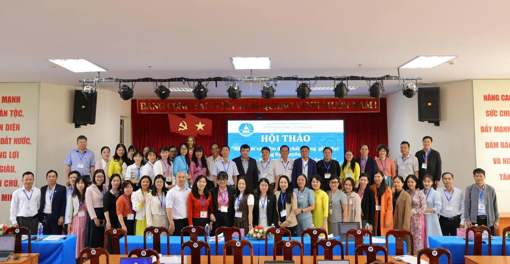 Cán bộ và báo cáo viên tham dự hội thảo