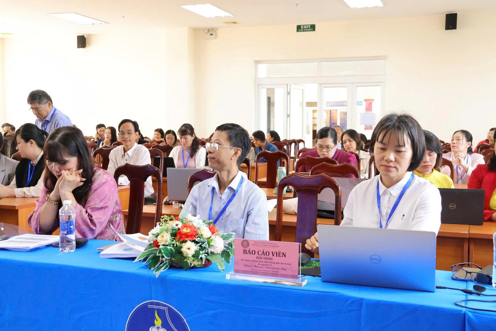 Báo cáo viên và cán bộ tham dự hội thảo